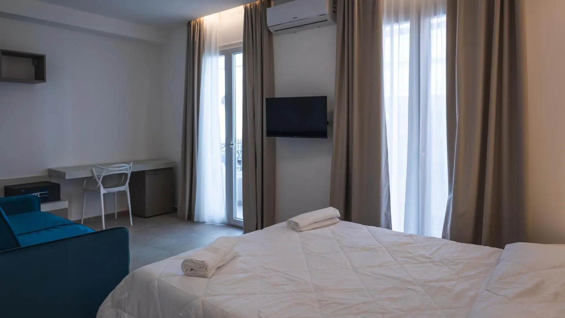 Aura Room Letojanni 0*,